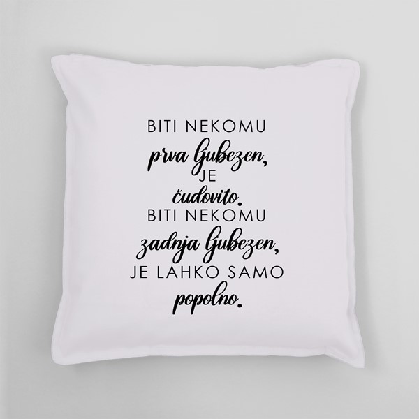 Vzglavnik Biti nekomu prva ljubezen je čudovito