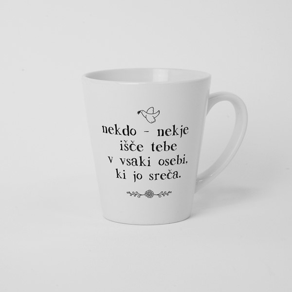 Skodelica Nekdo nekje išče tebe v vsaki osebi